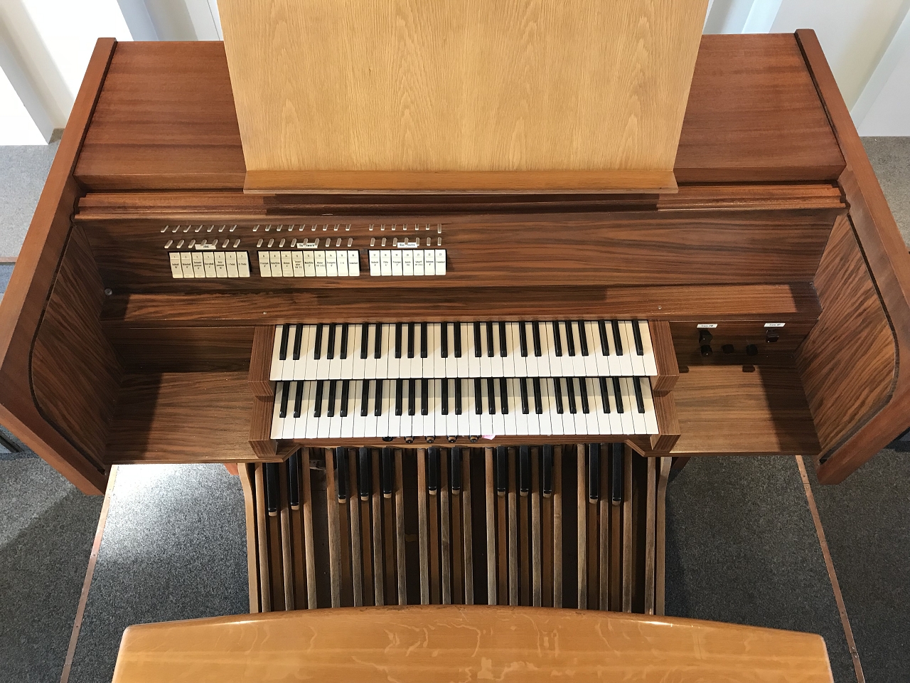 Der Spieltisch unserer Orgel
